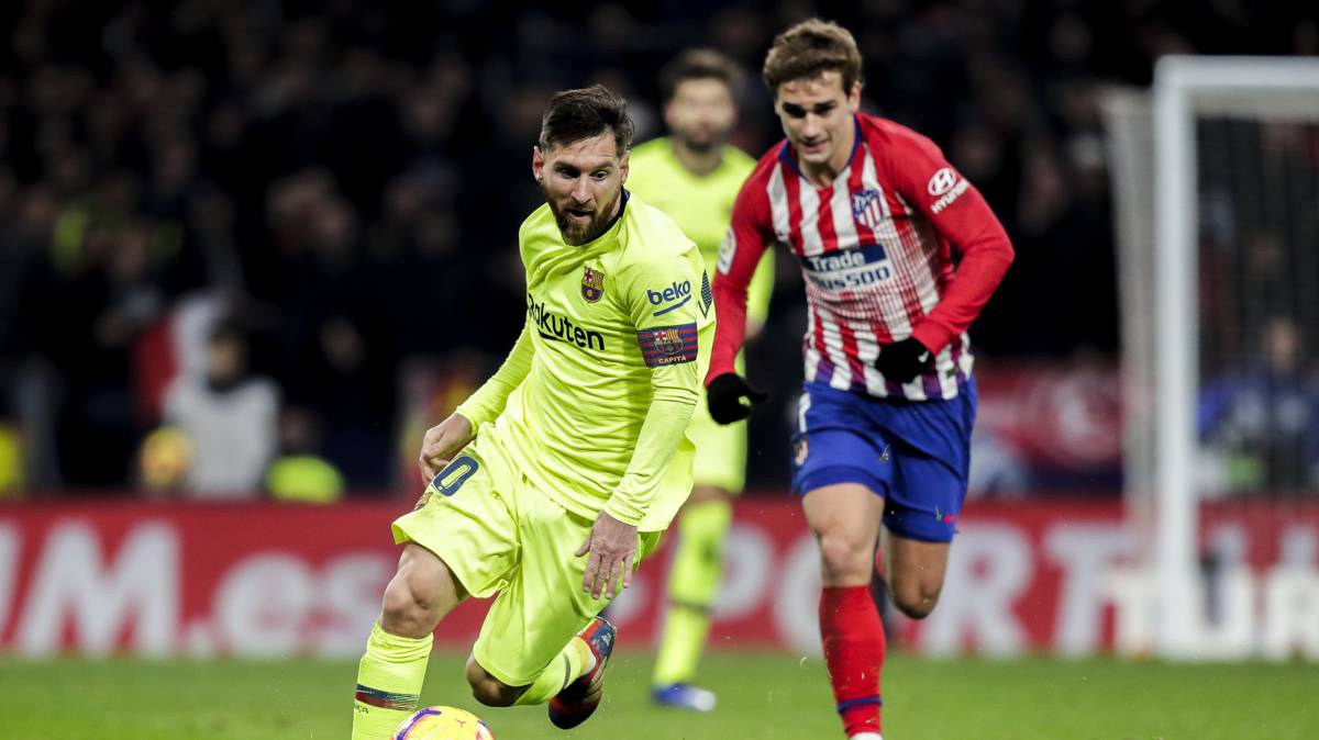 Messi, perseguido por Griezmann.