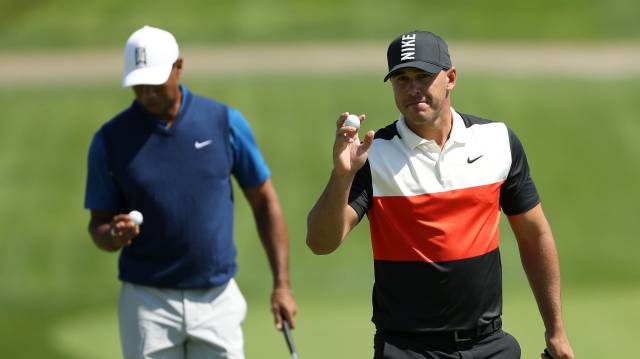 Koepka, y tras él Tiger Woods.