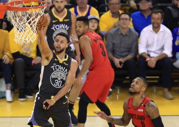 Stephen Curry anota ante Lillard y Kanter.rn 