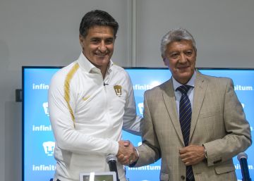 Míchel, junto con el presidente deportivo de Pumas, Jesús Ramírez. 