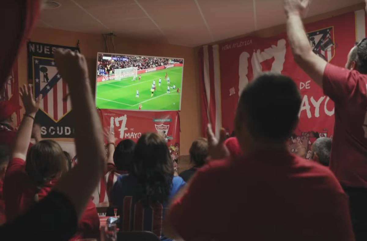 Aficionados del Atlético de Madrid de la Peña 17 de mayo apoyando al Liverpool.