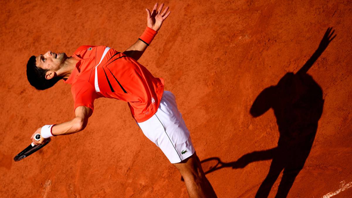 Djokovic sirve durante su partido contra Zverev.