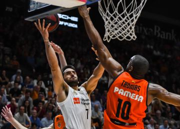 Campazzo entra a canasta ante Will Thomas