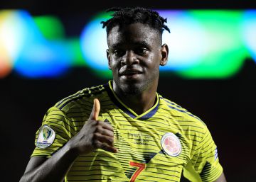 Duván Zapata irrumpe en la Colombia de Queiroz