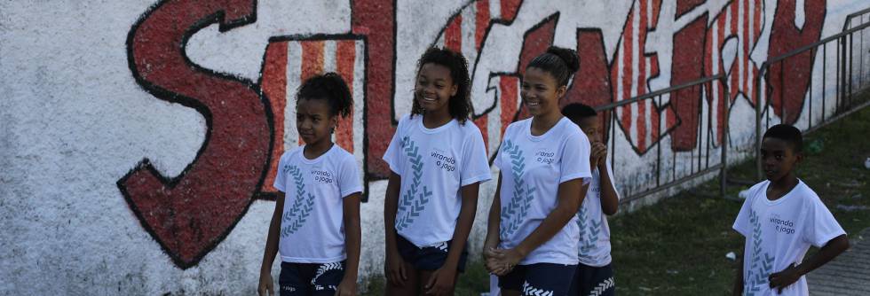 As crianças do Morro do Salgueiro no campo de futebol.