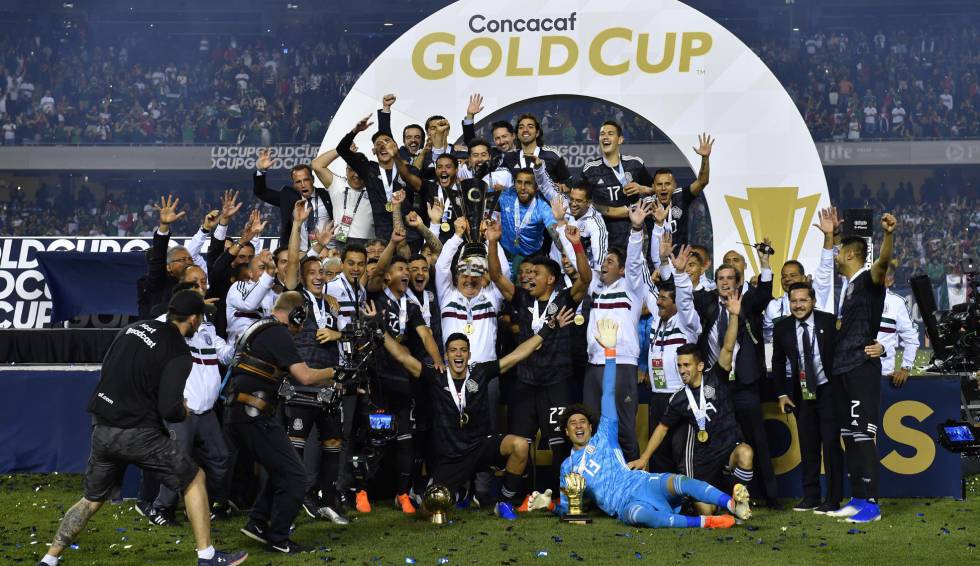 Los mexicanos celebran el título de la Copa Oro.