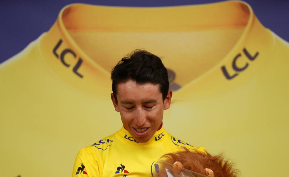 Egan Bernal, de amarillo en el podio.