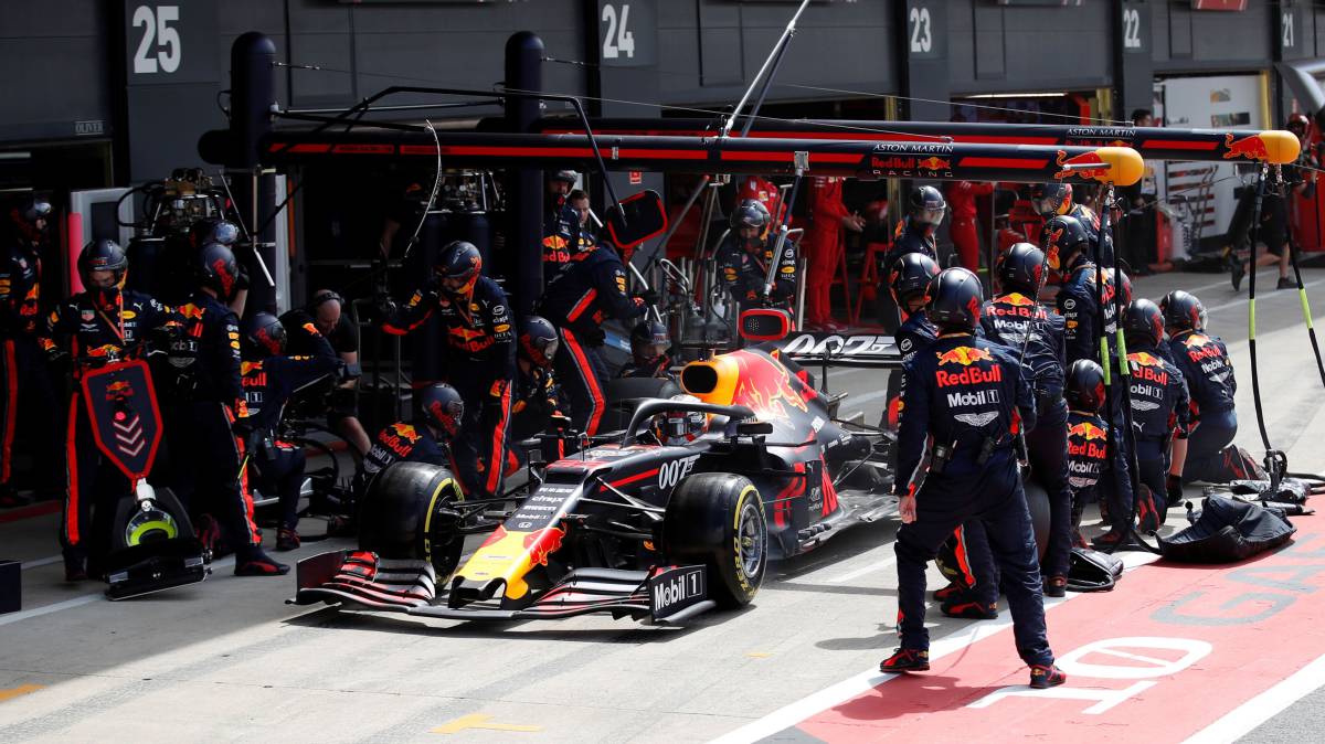 Red Bull, cambiando las ruedas de Verstappen en Silverstone.
