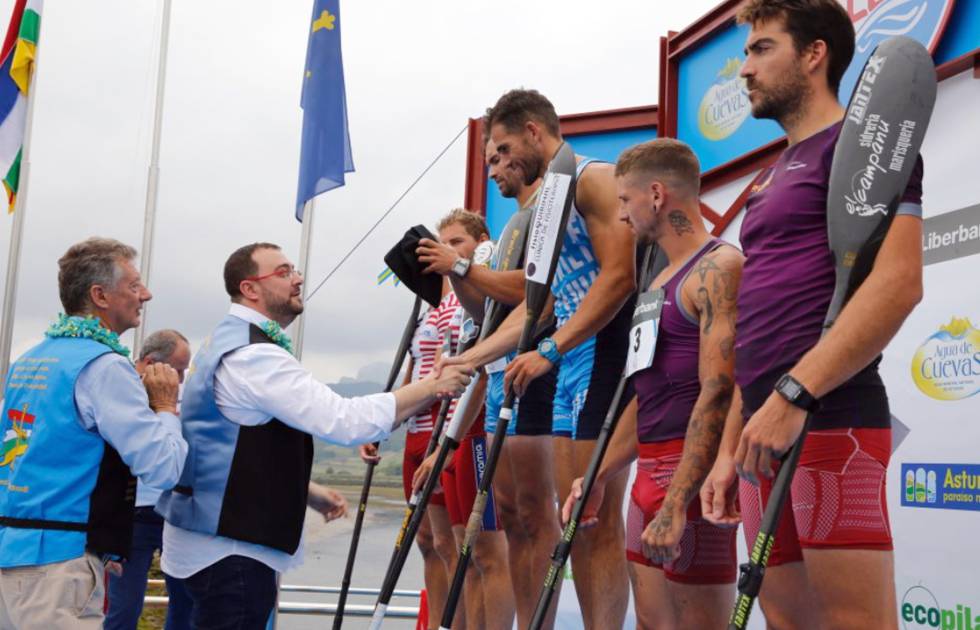 Adrián Barbón, President of the Principality of Asturias, awards the medal to the winners on the podium of the Sella descent