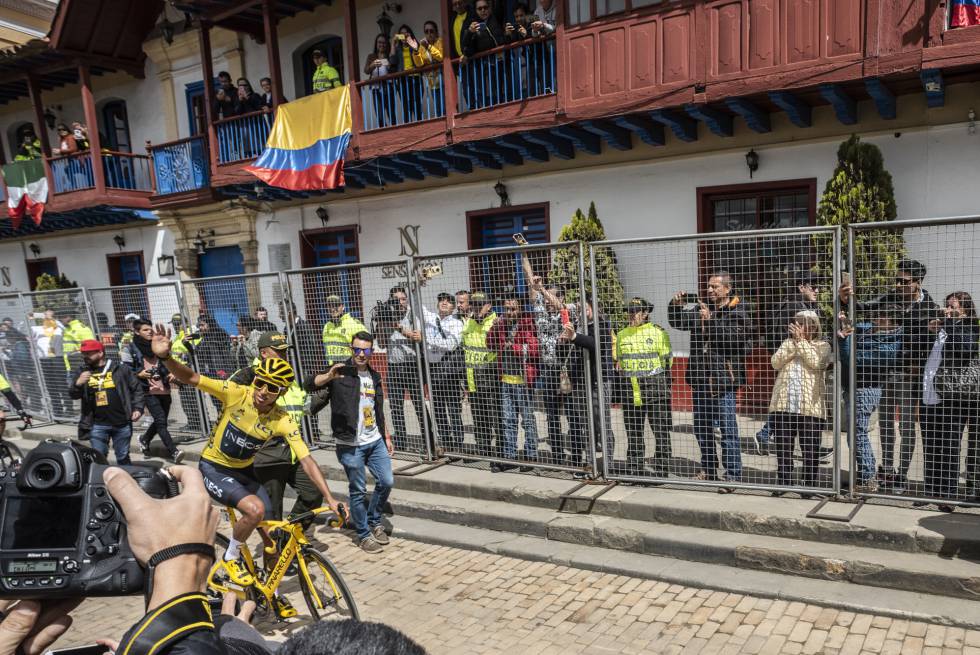 Egan Bernal entra en bicicleta a la plaza de ZipaquirÃ¡, su ciudad natal.