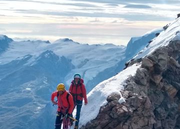 El guía argentino Tomi Aguiló y su clienta Ángela recorren el camino entre la cima suiza y la italiana.