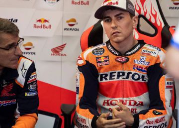 Jorge Lorenzo, con su equipo en el box.