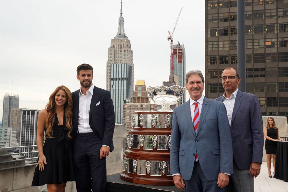 Piqué posa en lo alto de un rascacielos junta a Shakira, Haggerty y José Manuel de Juan, consejero de Turismo.