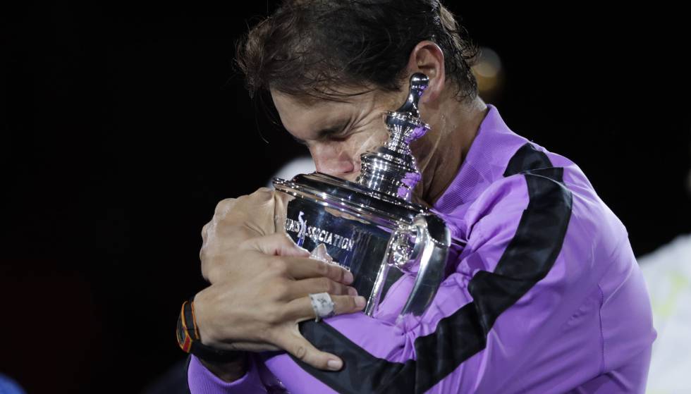 Nadal abraza el trofeo de campeón en la pista Arthur Ashe de Nueva York.
