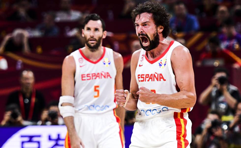 Llull celebra una canasta; detrás, Rudy.