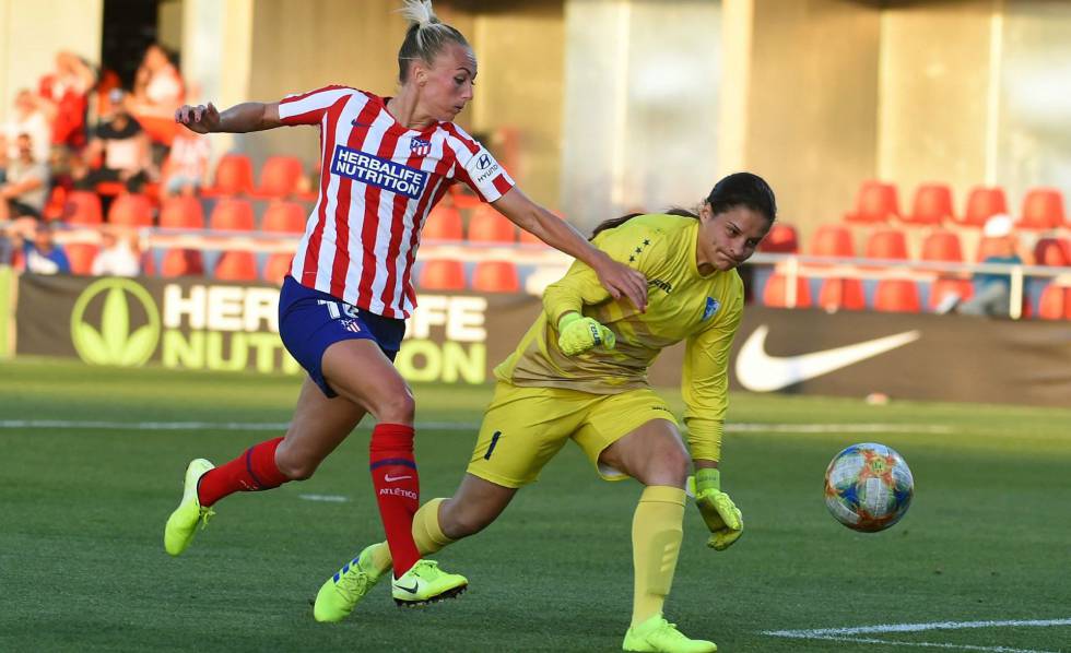 Amanda Sampedro (i) y Kostik, en una acción del partido.