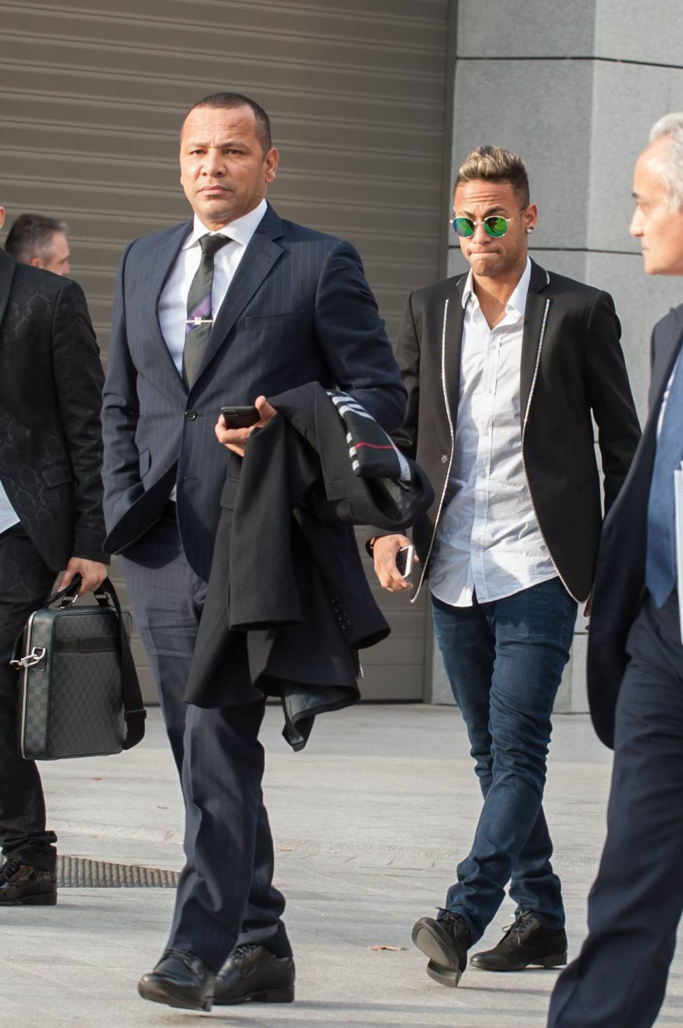 Neymar y su padre, en 2016 saliendo de la Audiencia Nacional.