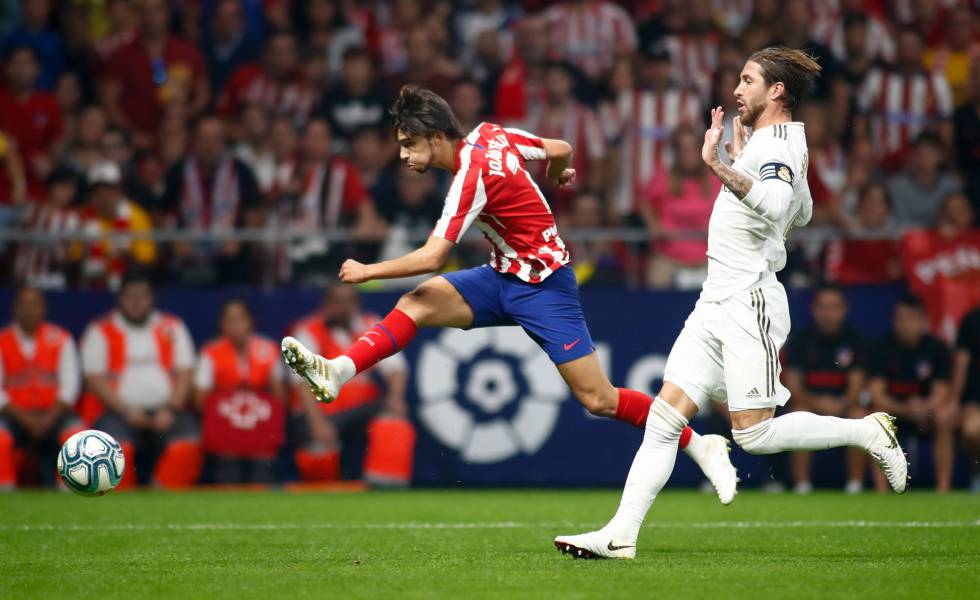 Joao Felix dispara con Ramos detrás.