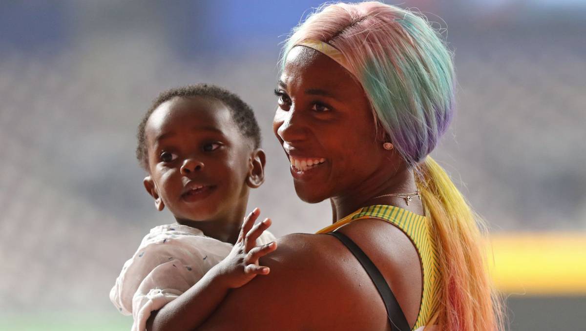 La atleta con su hijo, tras ganar los 100m.