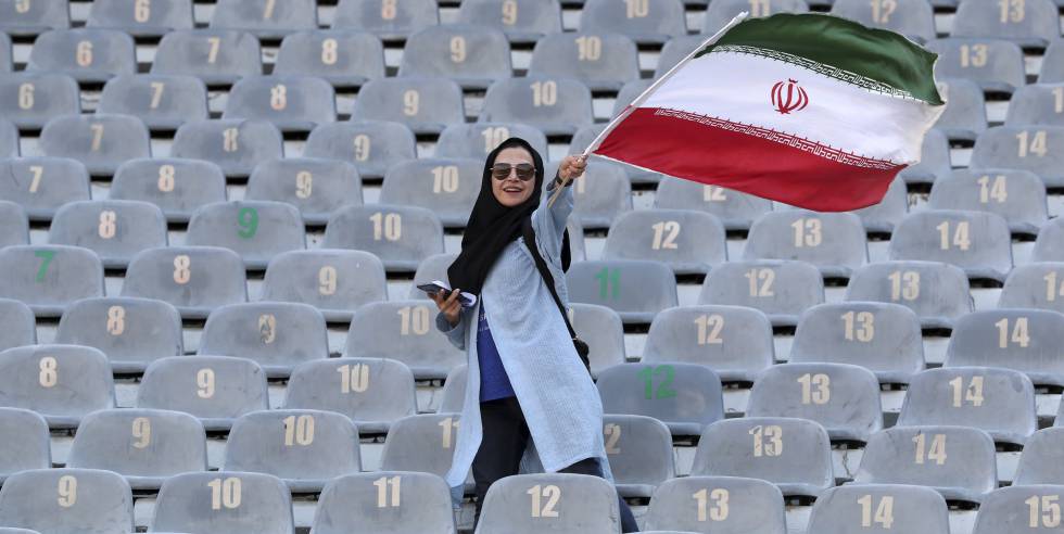 Una mujer iraní, este jueves en el estadio.