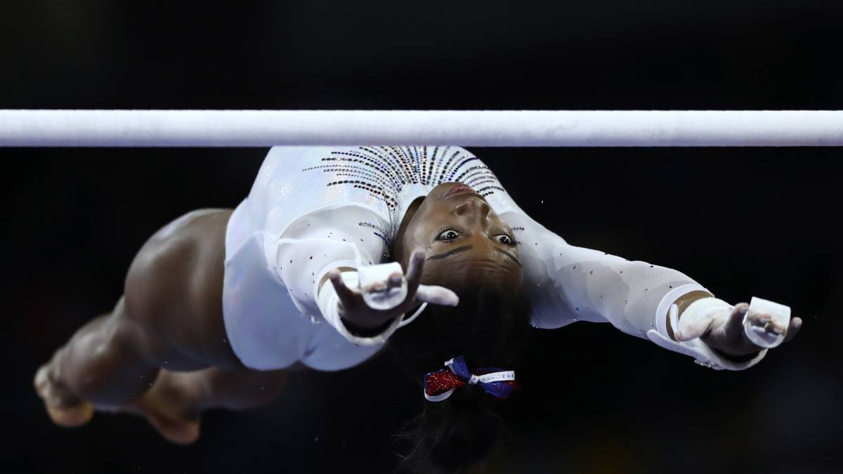 Biles durante su ejercicio de paralelas.