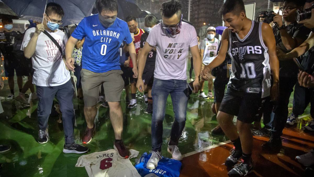 Aficionados pisotean las camisetas de LeBron James en Hong Kong.