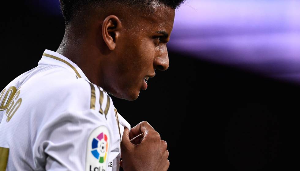 Rodrygo celebra uno de sus goles contra el Galatasaray en el Santiago Bernabéu.