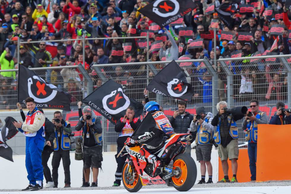 Jorge Lorenzo says goodbye to the public in Cheste.