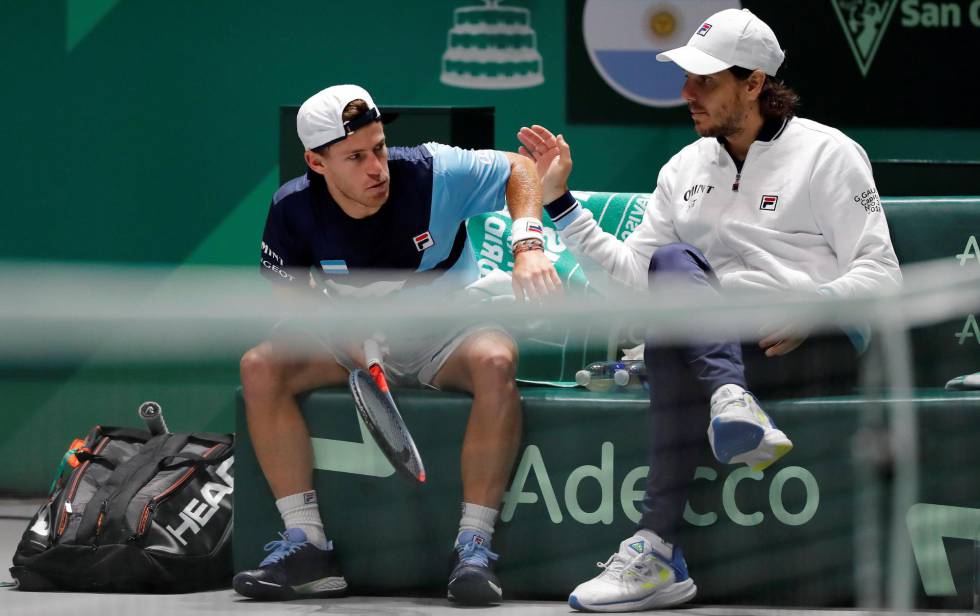 Diego Schwartzman conversa con el capitán de Argentina, Gastón Gaudio.