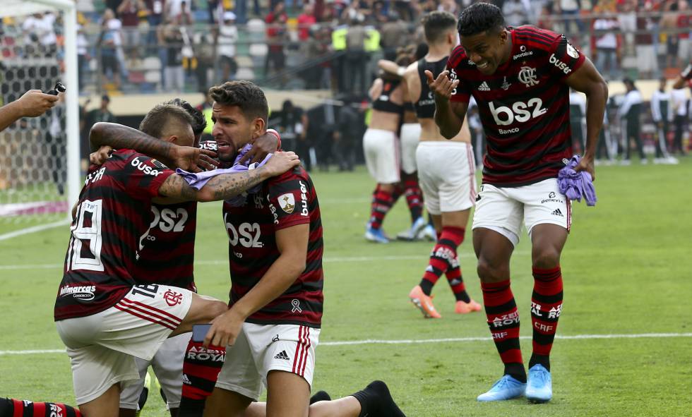 Los jugadores del Flamengo celebran el gol. 