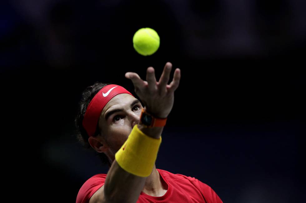 Nadal sirve durante la final contra Shapovalov.