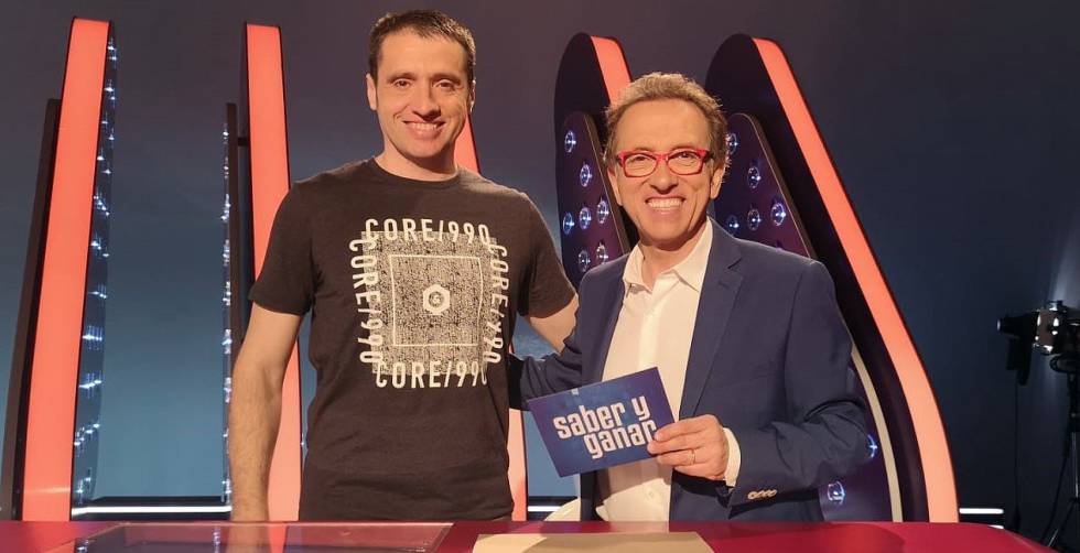 Alberto Izquierdo con el presentador de Saber y Ganar, Jordi Hurtado.