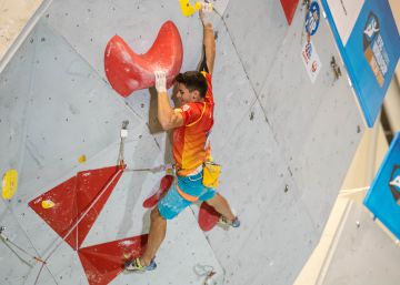 El escalador Alberto Ginés logra un histórico billete para Tokio