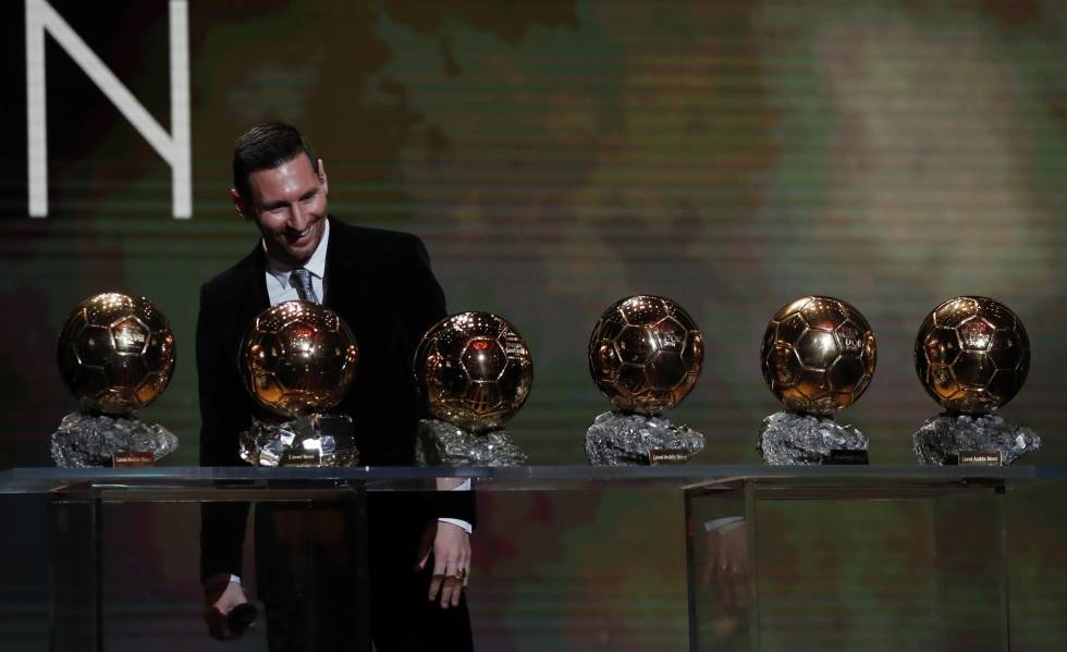 Messi, en la gala de París, junto a sus seis Balones de Oro. 