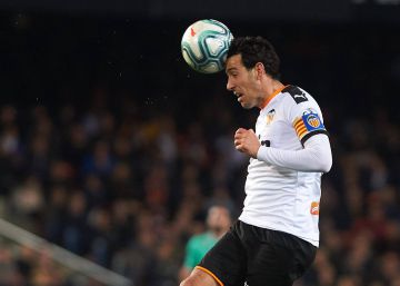 Parejo cabecea el balón ante el Madrid.