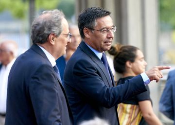 Quim Torra y Josep Bartomeu conversan en el Camp Nou.