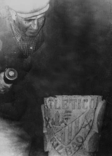 Antonio Serván 'El Rana' esculpe un escudo del Athletic en una fotografía de la época de la remodelación de la torre.