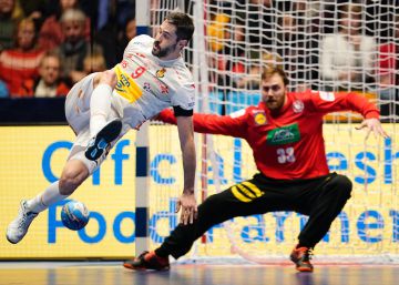 Entrerríos anota un gol de espaldas ante Alemania.