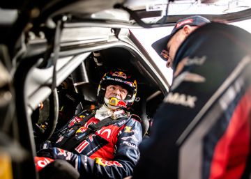 Carlos Sainz habla con Stéphane Peterhansel, su compañero en el equipo Mini.