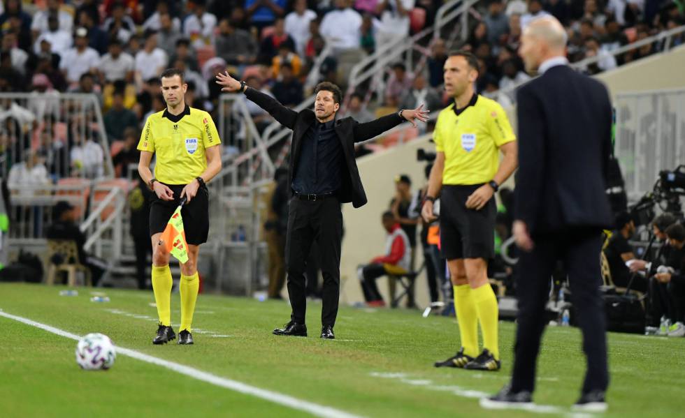 Simeone, durante un momento del partido entre el Madrid y el Atlético.