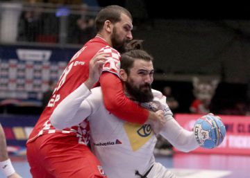 Musa frena por el cuello a Maqueda.