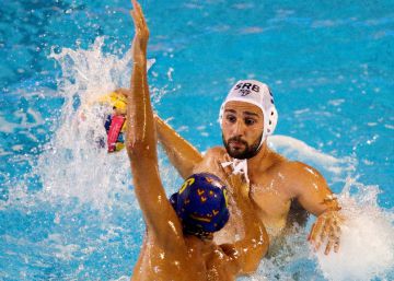 Marc Larumbe defiende ante un jugador serbio.