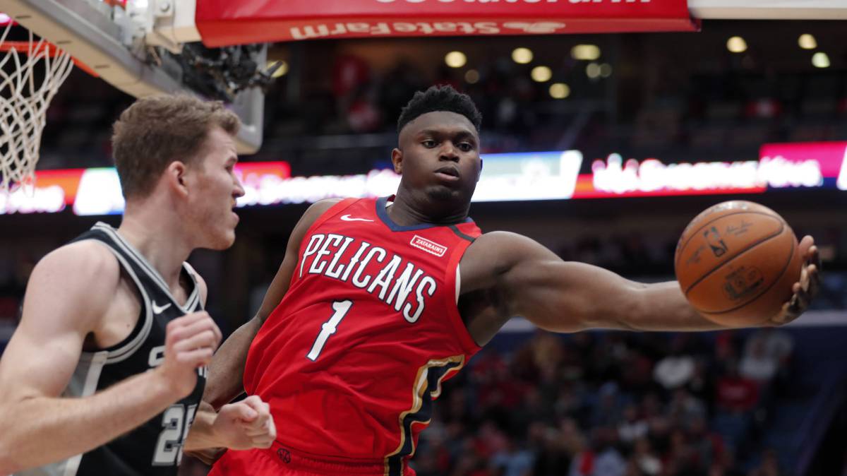 Zion Williamson captura un rebote ante Poeltl.