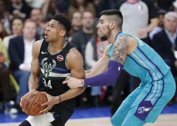 Antetokounmpo, sujetado por Willy Hernangómez.