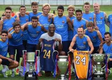 Kobe, junto a Iniesta y la plantilla del Barcelona, en una gira en California en 2015.