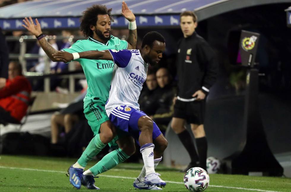 Igbekeme protege el balón ante Marcelo. 