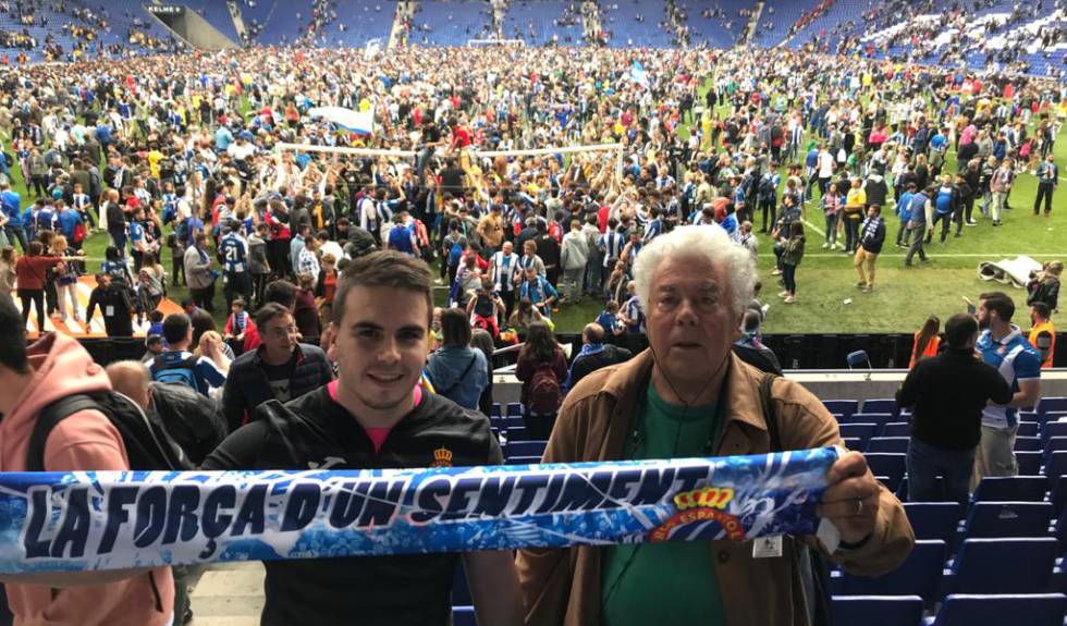 Elías Contel junto a su nieto en el último partido de la temporada 20182019 en el RCD Stadium.