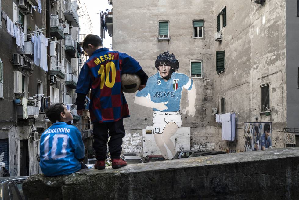 Dos niños lucen las camisetas de Maradona y Messi en el barrio de Forcella.