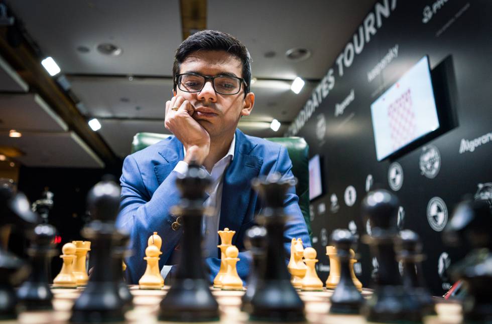 Anish Giri, al inicio de la partida de este domingo frente a Fabiano Caruana