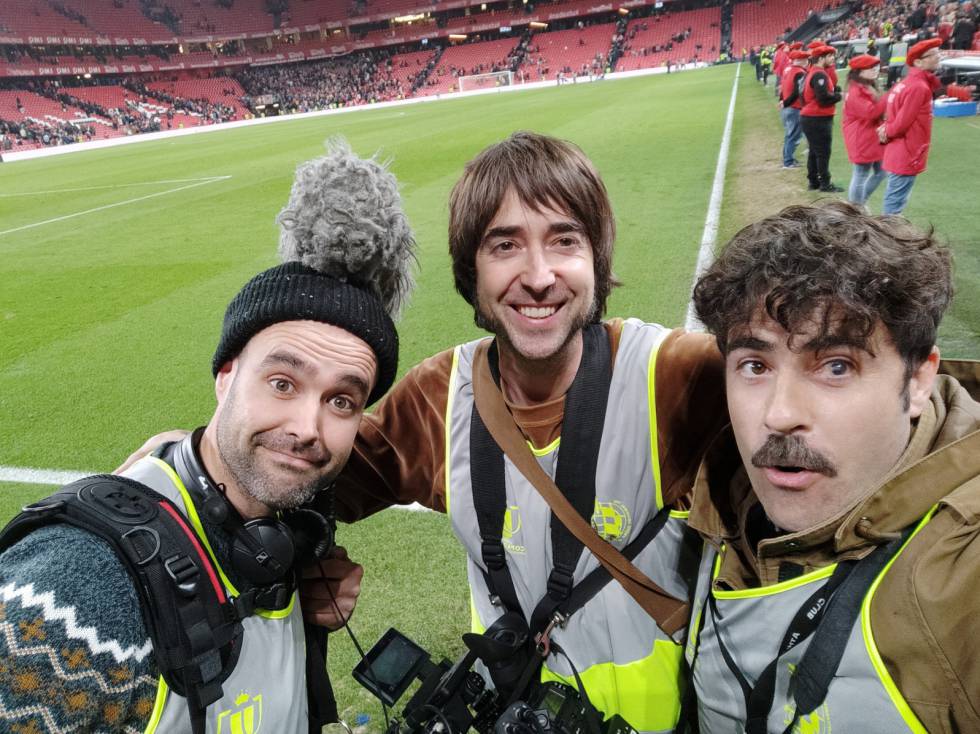 De derecha a izquierda, Gorka Bilbao, Zigor Etxebarria e Iñigo Azkue, el equipo de realización que siguió durante casi un año a Aritz Aduriz para la segunda temporada de Six Dreams.